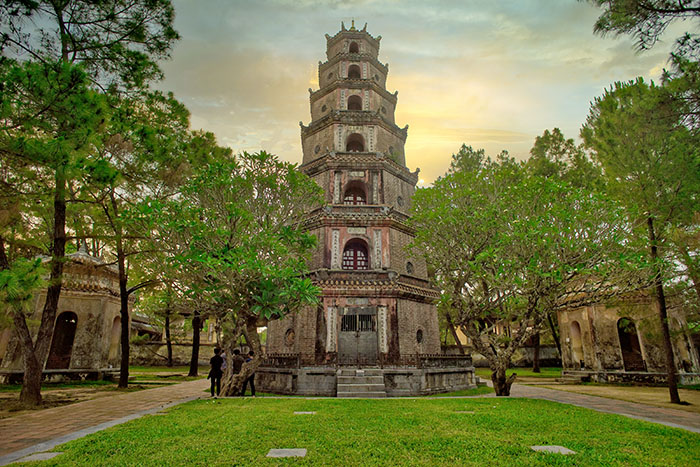 Visiting Thien Mu pagoda. Photo: Phan Nhat Minh